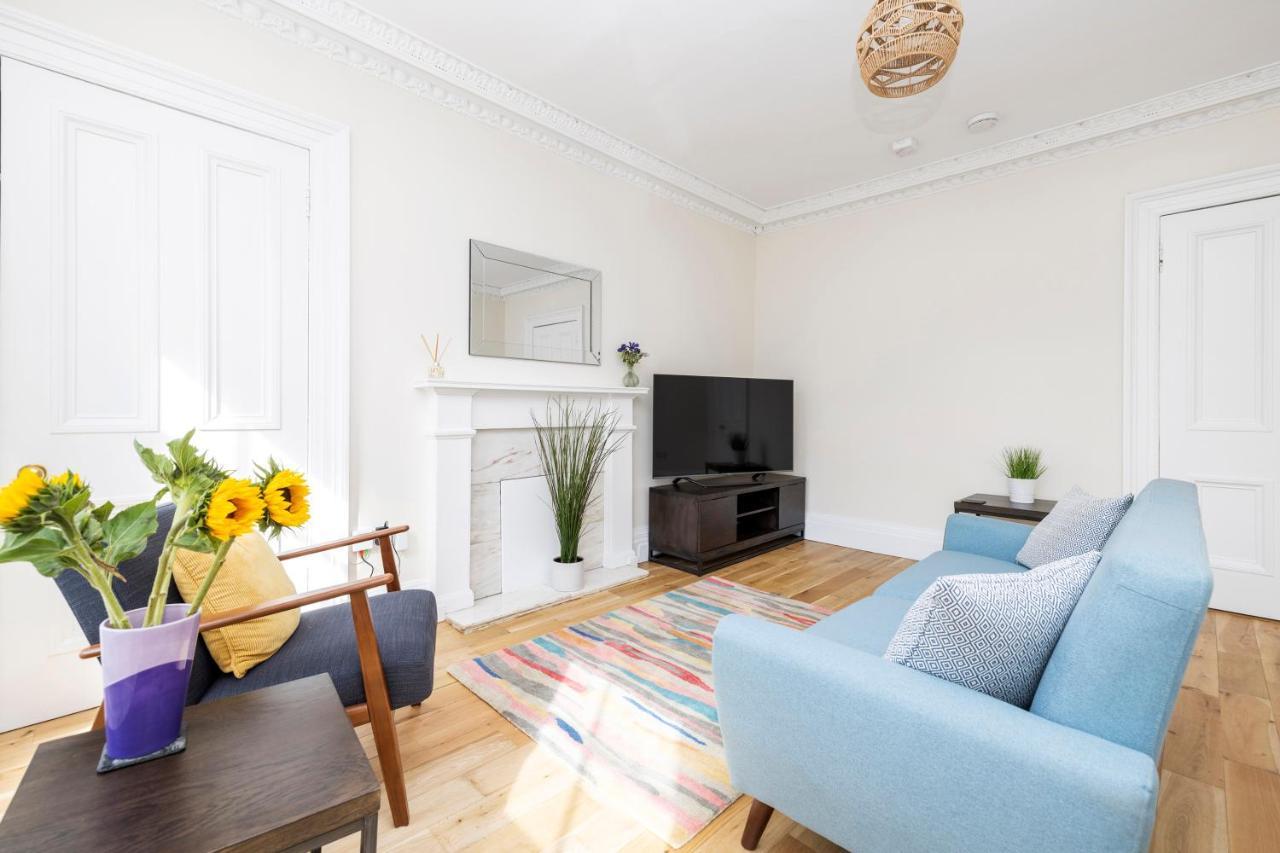 2 Bedroom Apartment On Peebles High Street מראה חיצוני תמונה